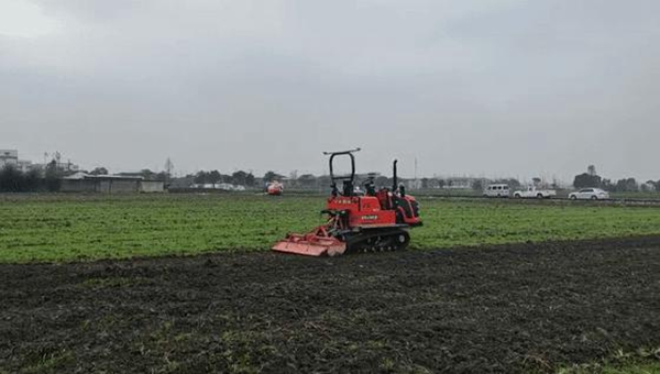 無人駕駛耕地機(jī)