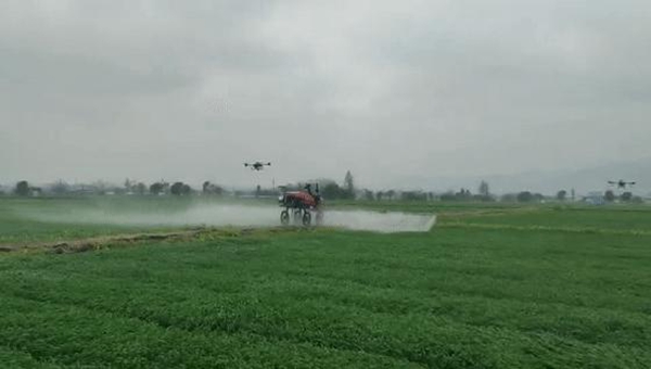 農(nóng)機(jī)噴灑