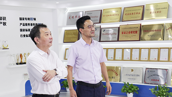 柴世民局長一行參觀托普云農數字三農展廳