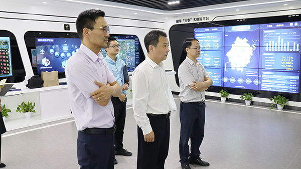 柴世民局長一行參觀托普云農數字三農展廳