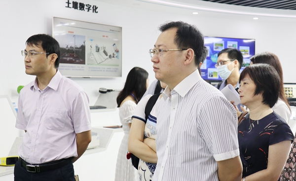 劉兵院長一行參觀托普云農數字三農展廳